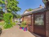 Gepflegtes Einfamilienhaus mit 707 m² Grundstück, Wintergarten, Doppelgarage & Carport - Gepflasterter Zugang zum Haus